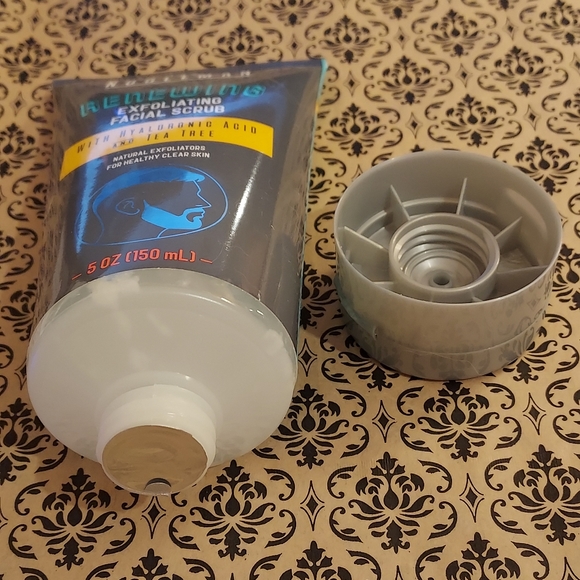 Renewing Exfoliating Facial Scrub with Hyaluronic Acid and Tea Tree FULL SIZE! - Picture 4 of 5